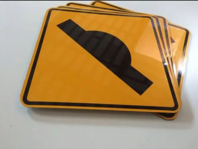 Placas e suportes de sinalização