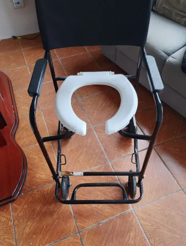 Vendo cadeira de vc banho nova