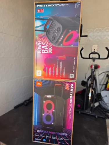 Caixa de som JBL Partybox 320, 240W RMS, Show de luzes, alça e rodinhas para transporte