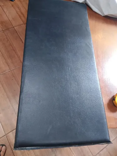 Colchão pequeno todo forrado e courino impermeável.