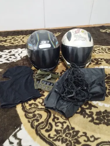 Vendo kit para moto, 2 capacetes, 1 rede de segurança, par de luva e luva térmica guidão.