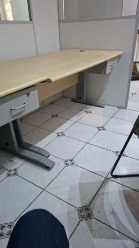 PARA DESOCUPAR ESPAÇO....Mesa de madeira para escritorio, 1 gaveta, pés em aço