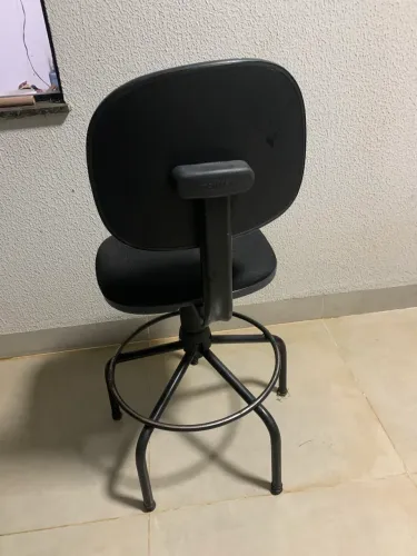 Cadeira caixa, valor 180.