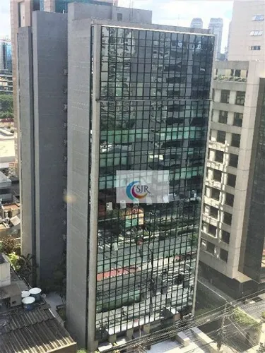 Conjunto comercial com 489,00m² com 8 vagas de garagem 7 ambientes, piso laminado de madei