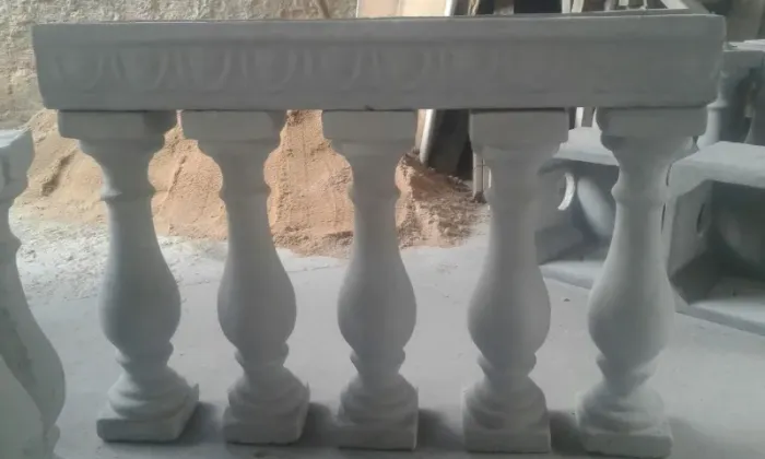 Balaustre, grade de concreto e canaleta