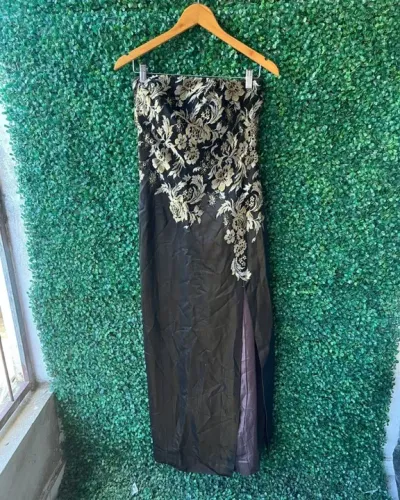 VESTIDO DE FESTA COM DETALHE DOURADO