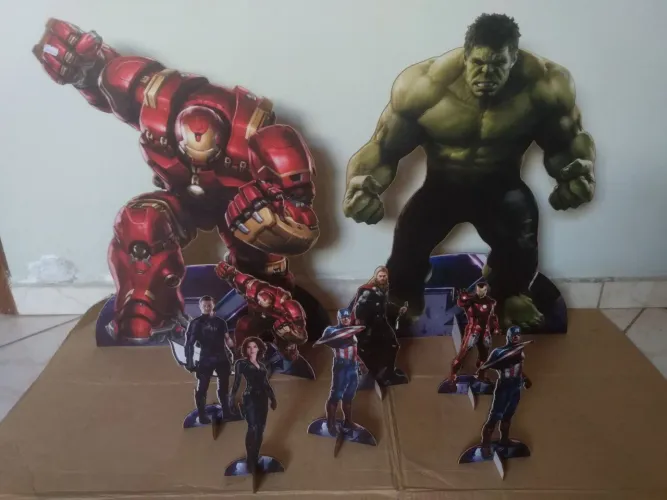 Totens em MDF dos Advengers para festas infantis 
