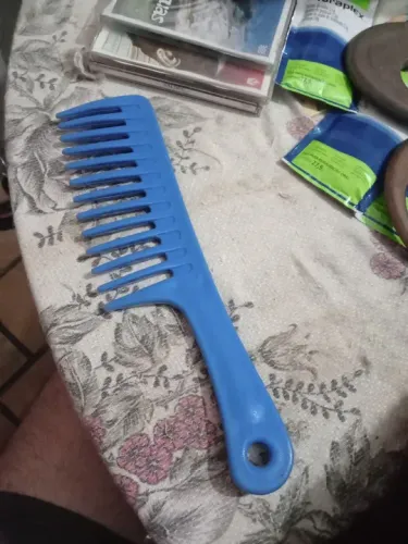 Antigo pente de cabelo em plástico grande