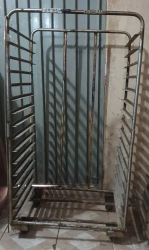 Bandejas e carrinhos para padaria.