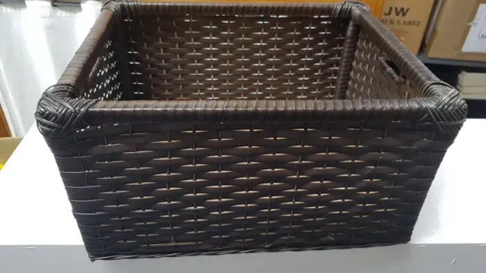 cesta de vime marrom