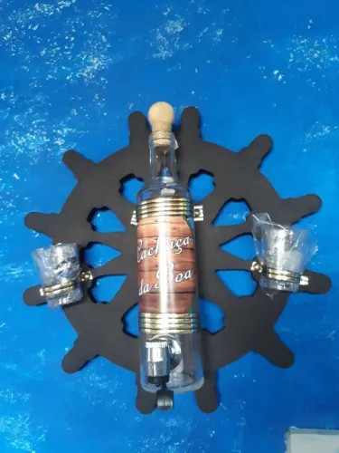 Decoração de Parede - Roda de Navio com Garrafa de Cachaça