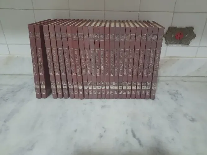 enciclopédia larousse cultural ótimo estado.