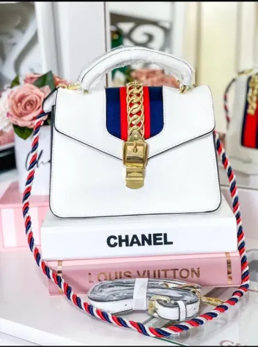 Bolsa acompanha 2 alças removíveis