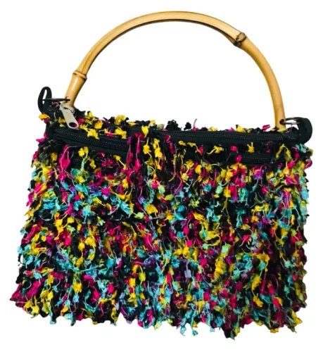Bolsa feminina de mão, alça de bambu e feita em tecido natural desfiado