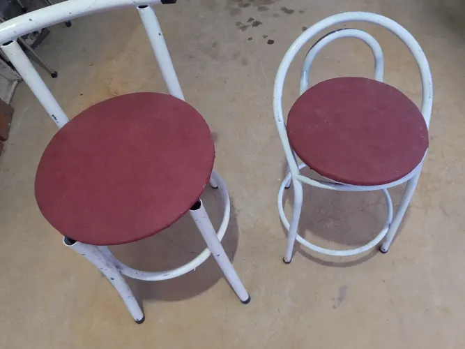Duas banquetas...R$= 80,00 as duas 