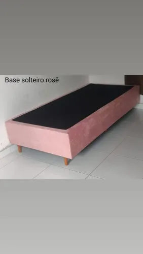 Base cama solteiro rosa pés em madeira 