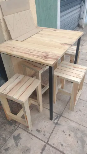 Mesinha com 4 branquinho estilo industrial