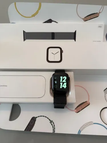 Apple Watch Series 4 - 44mm - Semi-Novo com Vidro de Safira