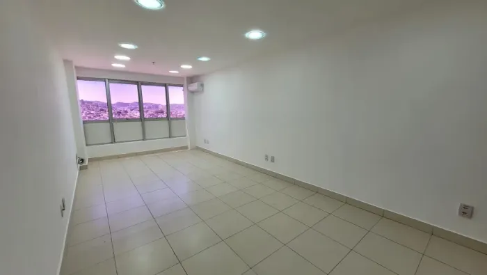 Imóvel para venda possui 28 metros quadrados com 9 quartos em Cachambi - Rio de Janeiro -