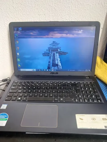 NOTEBOOK ASUS - Core i3 7° geração, 256 ssd. Bateria dura 3 a 5 horas, carragador original