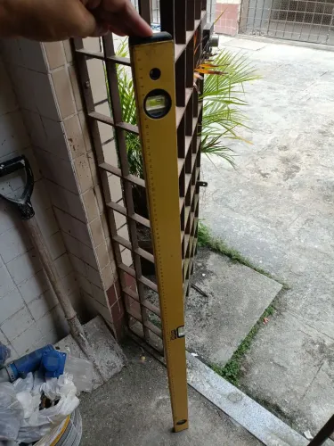 nível de bolha, também conhecido como nível de pedreiro ou nível de mão.
