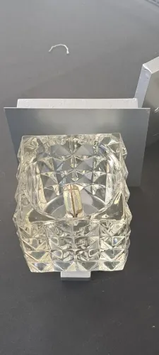 Linda arandela Corpo Cristal K9 medindo 9,5 x 9,5cm, base com 14 x 14cm, com lâmpada G9 