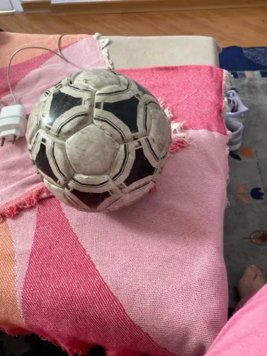 Bola de Futebol Usada - Perfeita para Jogar!