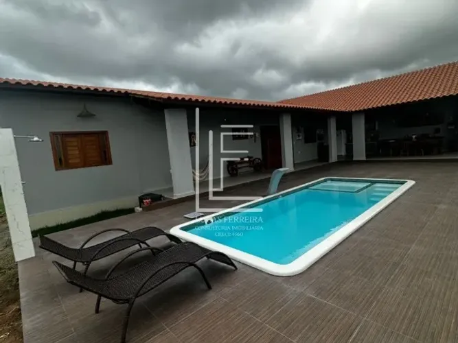 Casa com 2 quartos no estilo rústico com piscina e área gourmet