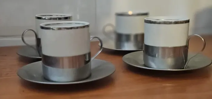 Conjunto 4 Xícaras porcelana com base inox