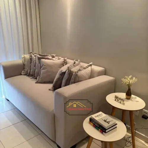 Sofá com acabamento no veludo
