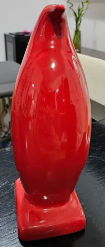 Estátua decorativa de pinguim vermelho em cerâmica importada