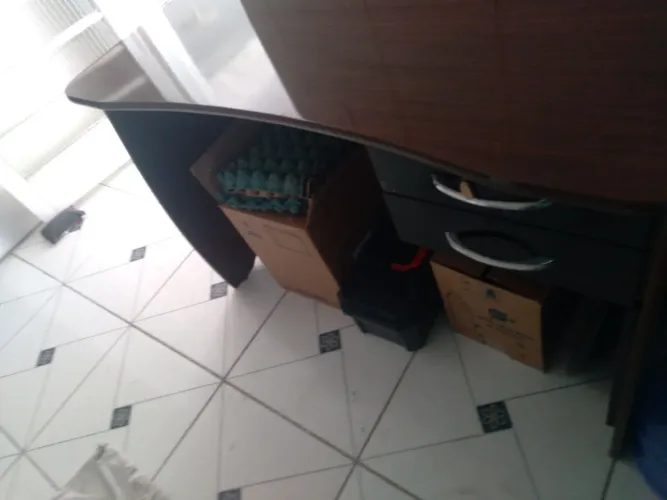 Escrivaninha com gavetas