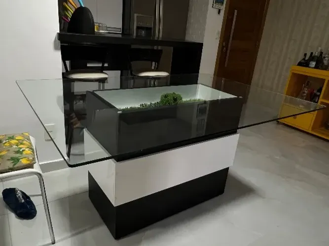 Vendo uma Mesa de Jantar p/ 6 lugares + 4 Cadeiras 