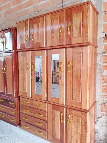 Guarda roupa de casal 4 portas todo em madeira .