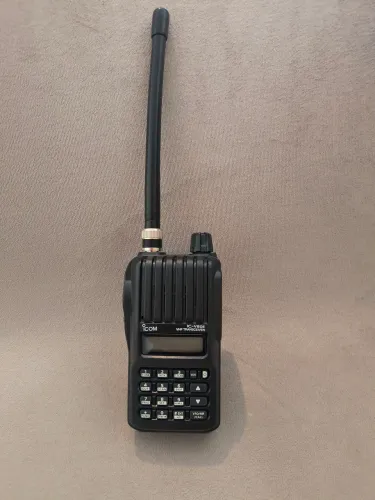 ** Rádio amador ICOM V80 **