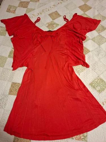 Vestido malha tam G (veste M/G)com forro , alças regulávelis, mangas fluídas .
