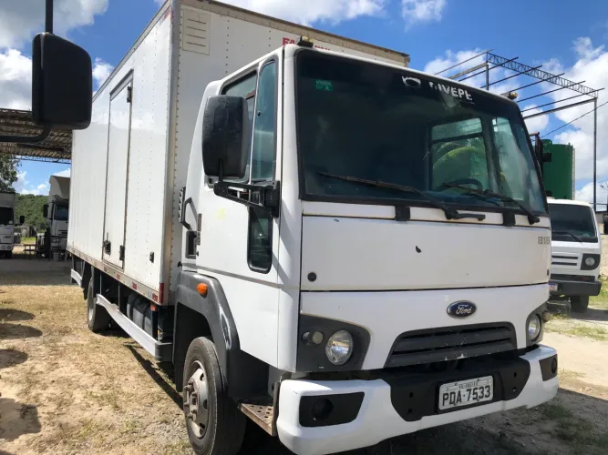 Ford cargo 816 2018 baú de 6.20