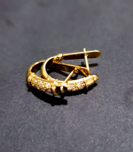 Brinco argola Ouro18k com brilhantes.