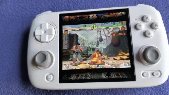 Anbernic RGCubeXX com caixa e repleto de jogos