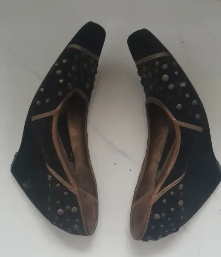 Sapatos Femininos Wedge com Detalhes em Metal