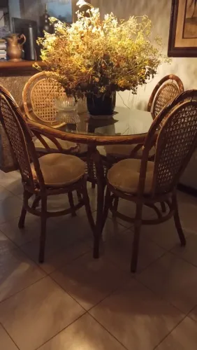 Conjunto de Mesa e Cadeiras com estrutura de ferro revestidas em Rattan
