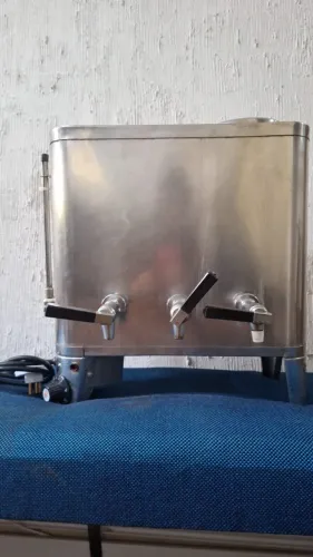 Uma cafeteira universal 2x3L 220V é uma máquina elétrica projetada para preparar café .