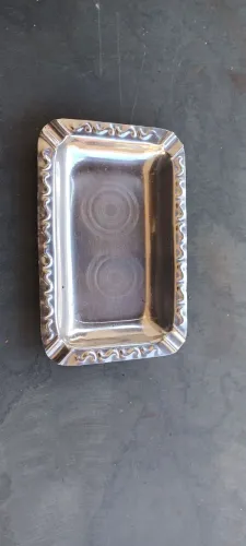 Cinzeiro de metal decorativo