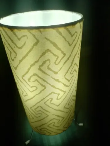 Abajur de mesa com design moderno