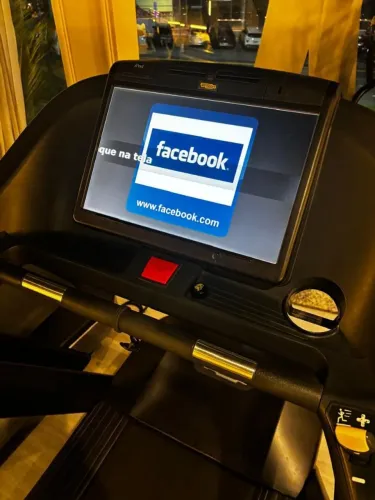 Esteira profissional com tela technogym 