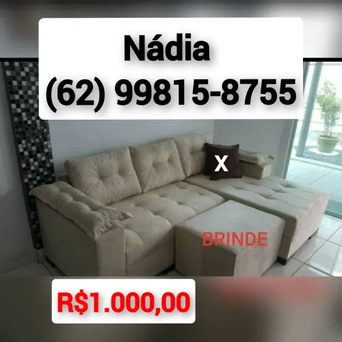 Sofá com chaise e puff