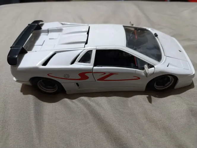 Lamborghini Diablo SV  fabricada pela Maisto. 