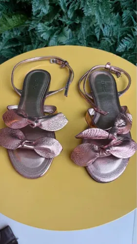 ? Sandália Arezzo Rosa Metalizada - Nova, Moderna e Pura Tendência!