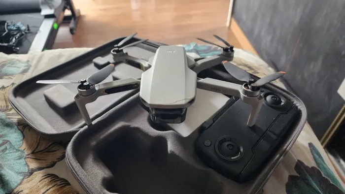 Drone DJI Mini SE, acompanha cartao e maleta