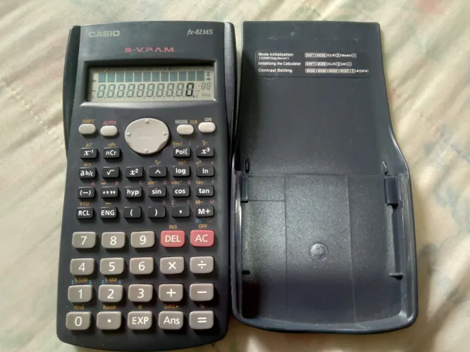 Calculadora Científica Casio fx-82MS